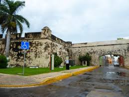 5 6 su capital y ciudad más poblada es san francisco de campeche.está ubicado en la península de yucatán, región sureste del país, limitando al norte y al noreste con yucatán, al este con quintana roo, al sur con guatemala, al. Walled City In Mexico Review Of Old City Wall Campeche Mexico Tripadvisor