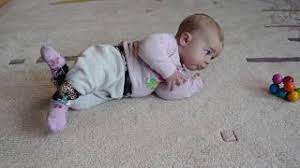 Doch ein mindestens genau so großer meilenstein in der entwicklung ihres babys ist das freie sitzen. Baby Rollt Auf Den Bauch Youtube