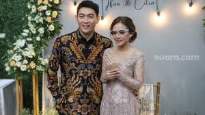 Model baju untuk acara tunangan kebaya couple selendang batik cream. Profil Citra Monica Yang Baru Saja Dilamar Ifan Seventeen