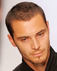 Coiffure homme 2021 les cheveux attachés. Comment Couper Les Cheveux D Un Homme Notre Guide Complet