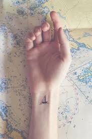 A small flower design on the hand looks so cute, sweet, fresh and very feminine. 1001 Ideen Fur Kleine Tattoos Die Faszinierend Schon Aussehen