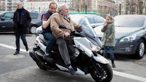Gérard depardieu sans son scooter, c'est un peu comme obélix sans son menhir, c'est inimaginable. Scooter Dans Paris Gerard Depardieu Et Benoit Poelvoorde Chaussures C Petula Modele Teddy Benoit Poelvoorde Depardieu Gerard Depardieu