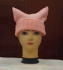 A couple of quick knit hats for 2 different cats, just for a photo shoot  😃🐈🐈‍⬛