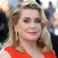 A 109 ans, la mère de catherine deneuve, renée simonot, est la doyenne des acteurs français. Catherine Deneuve Parle De Sa Mere Agee De 106 Ans Femme Actuelle Le Mag