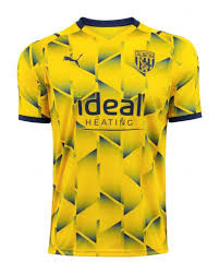 Sead kolasinac, über dessen weiterbeschäftigung beim revierklub lange diskutiert. West Bromwich Albion 2021 22 Drittes Trikot