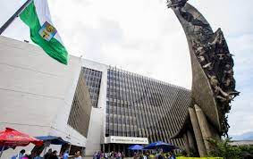 anˈtjokja (listen)) is one of the 32 departments of colombia, located in the central northwestern part of colombia with a narrow section that borders the caribbean sea. Asi Va La Puja Por La Gobernacion De Antioquia
