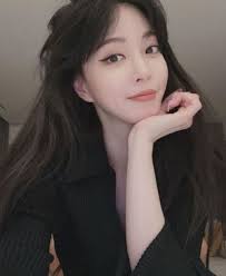 남자친구 슈크르에게 이별을 고하고, 맞선에서 만난 이스 란셀과 사랑에 빠져 연애 결혼에 골인하는데.뭐? í•œì˜ˆìŠ¬ ë‚¨ìžì¹œêµ¬ ê³µê°œ ì¶©ê²©ì ì¸ ë‚˜ì´ì°¨ì´ ì§ì—…