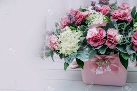 Commandez en ligne la livraison d'un bouquet ou d'une composition de fleurs pour les féliciter ! Brochure Composition De Mariage Rustique Avec Differentes Fleurs Roses Et Blanches Et Verts Dans Un Seau Rose Sur Le Plancher En Bois Age Ouvrages D Art Gros Plan Mise Au Point Selective