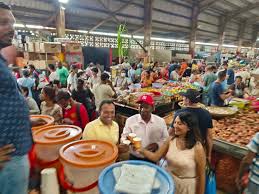 Ene ti le tour dan bazar Rose Belle! Chin chin!