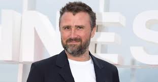 Following a violent explosion involving two boats in the south of france, a mother attempts to figure out what happened to her son and how the body of her long estranged share this rating. Alexandre Brasseur Demain Nous Appartient Est En Couple Avec L Ex Femme D Un Acteur De Plus Belle La Vie Une Photo Devoilee