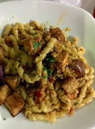 Questa ricetta di pesto alla siciliana è veloce e facile da realizzare, ma dal risultato più che eccellente. Busiate Al Pesto Trapanese Con Melanzane Fritte E Mollica Foto Di La Tramontana Sicilia Tripadvisor