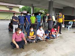 Seramai 12 pendatang asing yang bekerja di sebuah stesen minyak yang mempunyai kiosk makanan dan pusat cuci kereta di petaling jaya, ditahan apabila premis itu diserbu jabatan imigresen semalam. Jabatan Imigresen Shah Alam