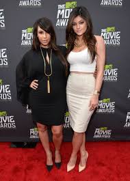 Kylie jenner is one of the world's most popular celebrities. Kim Kardashian Versetzt Kylie Jenner Mit Schwangerschaftsgerede In Panik Desired De