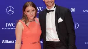 Das bestätigte die staatsanwaltschaft hamburg. Benedikt Howedes Privat So Lebt Der Ewige Schalker Mit Frau Lisa News De