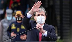 Mientras holmes trujillo se recupera de esta situación, el ministro de hasta tanto el ministro carlos holmes trujillo se recupere y pueda regresar a sus funciones, asumirá como ministro de defensa. Ustnfs2kbhn2wm