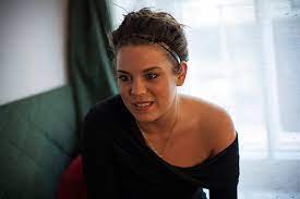 Bata éva jelenleg az ország egyik legfoglalkoztatottabb színésznője, aki szinte minden este más színház deszkáira lép fel, és az rtl. Az Embernek Elveznie Kell Onmagat Bata Eva Szineszno Magyar Narancs