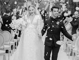Renata lusin & moritz hans bei let's dance 2020 für @amiramahmood (weil es sonst niemanden auf dieser seite interessiert). Sophie Turner Und Joe Jonas Heiraten Wieder Diesmal In Frankreich