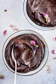 Questa morbida mousse al cioccolato vegan ti coccolerà nei momenti più intensi della tua giornata. Mousse Avocado Cacao E Datteri Vegan 5 Ingredienti 5 Minuti