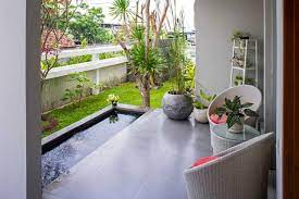 Bagi anda yang memiliki halaman yang lumayan luas, anda bisa memanfaatkannya dengan membuat sebuah kolam renang. 8 Inspirasi Desain Kolam Ikan Untuk Halaman Rumah Kumparan Com