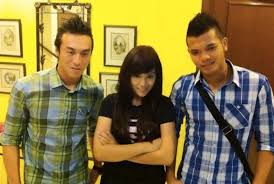 Kb baru dapat email dari peminat beserta foto yang mengatakan shila amzah sedang sibuk mencari busana untuk hari pernikahan beliau dengan pelakon lelaki popular, sharnaaz ahmad. Gambar Khairul Fahmi Beraya Bersama Shila Amzah Bakal Selesai Isu Tunang