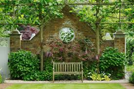 Cara ini baik supaya taman kecil tetap terasa lenggang di bagian tengah, namun tetap ada suasana taman yang asri di setiap sudut taman depan rumah. Taman Di Rumah Yang Bikin Lebih Homey Dan Sejuk Furnizing