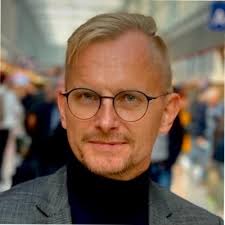 Der Spatenstich ist noch nicht mal ein Jahr her und diese Woche feierten  wir Aufrichte unseres Neubaus.