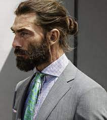Frisuren Manner Business Outfit Fur Manner Mann Mit Bart Und Langhaarfrisur Lange Haare Manner Haar Frisuren Manner Langhaarfrisuren Manner