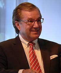 Wir männer sind in der mehrzahl und die dame des hauses muss sich fügen. er lacht. Jan Hofer Wikipedia