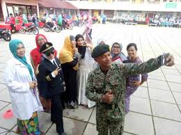 Menjadi guru merupakan bentuk pengabdian dan amal, terutama untuk memberantas kebodohan. Hari Guru Unik Di Smk Yam Tuan Radin