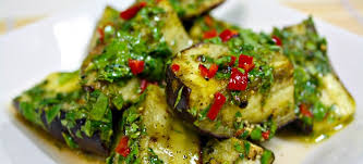 Lobak putih memiliki warna daging putih. Terung Jeruk Cepat Dengan Bawang Putih Dan Sayur Sayuran