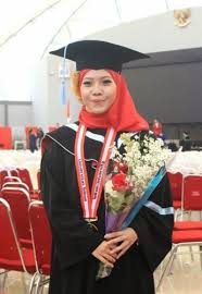 Pasalnya dengan harga yang murah, mahasiswa akan memiliki tampilan terbaiknya ketika wisuda. Kamu Bisa Lho Make Up Sendiri Dengan 5 Tutorial Make Up Natural Untuk Wisuda Yang Simpel Dan 4 Tips Agar Make Up Wisudamu Tahan Lama