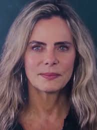 Compartilho com vocês essa poesia do meu livro CLÍMAX. PREPARO Me preparo  para ser o que sou e me preparo lenta como lentamente se preparam poções,  venenos, a gestação. Lentamente como se detona uma ...