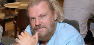 Ο κώστας σπυρόπουλος παρουσιάζει διεξοδικά το μέλλον του παρελθόντος του με μοναδικό τρόπο, καταφέρνοντας να. Se3oyalikh Parenoxlhsh Ti Apanta O Kwstas Spyropoylos Stis Kataggelies Aygh