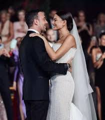 The three wedding dresses that the Turkish actress Demet Ozdemir chose for  her wedding - Telegrafi - Telegrafi