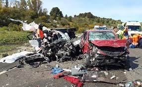 Se entregaron los responsables de balear a 2 personas y poner en peligro la vida de muchas personas. Sucesos Un Accidente Entre Un Camion Y Dos Turismos Deja Un Muerto Y Dos Heridos En Pizarra Diario Sur