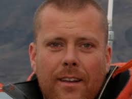 Hitchhiking with ocean currents