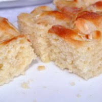 Die butter in flocken auf dem teig verteilen und die schmandsahne darauf geben. Butterkuchen Vom Blech Ein Familienrezept Suessundselig