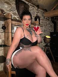 Queen Azita - Free pics, galleries & more at Babepedia