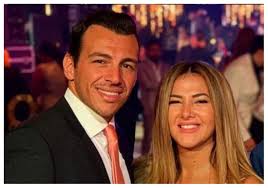 يحرص الإعلامي رامي رضوان على طمأنة جمهور الفنانة دلال عبدالعزيز، والدة زوجته الفنانة دنيا سمير غانم، والإفصاح عن تطورات حالتها الصحية دوريا منعا للشائعات، خاصة بعد رحيل زوجها الفنان سمير. ÙÙŠØ¯ÙŠÙˆ Ù…ÙØ§Ø¬Ø£Ø© Ù„Ù„Ø¥Ø¹Ù„Ø§Ù…ÙŠ Ø±Ø§Ù…ÙŠ Ø±Ø¶ÙˆØ§Ù† Ø¹Ù„Ù‰ Ø§Ù„Ù‡ÙˆØ§Ø¡ Ù…Ø¨Ø§Ø´Ø±Ø© Ù…Ø§ Ø¹Ù„Ø§Ù‚Ø© Ø¯Ù†ÙŠØ§ Ø³Ù…ÙŠØ± ØºØ§Ù†Ù… ÙÙŠØ¯ÙŠÙˆ Dailymotion