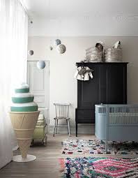 Une chambre d'enfant vive et lumineuse avec de nombreuses possibilités de décorations. Chambre De Bebe 25 Idees Qui Changent Du Bleu Pour Un Garcon Elle Decoration