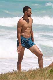 Stephen Curry's Beach Bulge! 😍 | CelebrityDNA