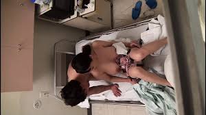 Perawat dewasa di shift malam 2 - perawat wanita yang frustrasi menjadi  panas di tengah malam