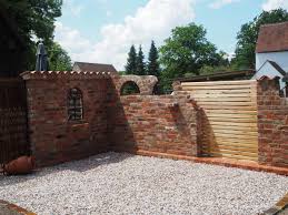 Ruinenmauer Selber Bauen Altpreussische Backsteine Mediterrane Dachziegel In 2020 Ruinenmauer Ziegelbau Gartengestaltung