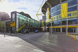 With more than 100 years of history and a fanbase that spans the globe, the bvb fanshop, which is the club official store, has no shortage of fans looking to secure branded merchandise. Dortmund Bvb Fanshop Borusseum Foto Bild Architektur Stadtlandschaft Dortmund Bilder Auf Fotocommunity