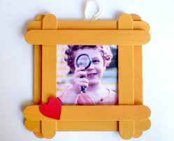 La cornice natalizia per eccellenza si decora con il feltro, quella dedicata a chi ama lo stile industrial con il filo elettrico (blu, verde o rosso) mentre quella per gli amanti del design con il filo di ferro.in ogni caso, per creare la struttura delle cornici fai da te, si procede nello stesso modo: Cornice Fai Da Te Cornice Fai Da Te Regali Fai Da Te Semplici Fai Da Te