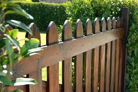 Délimitez l'accès à votre terrain grâce à nos portails et portillons bois. Comment Installer Un Portillon En Bois Dans Son Jardin Pratique Fr