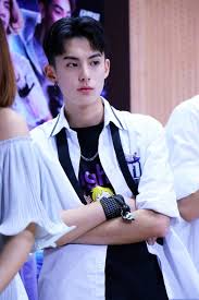 Anh được biết đến với vai chính đầu tiên đạo minh tự trong bộ phim truyền hình tân vườn sao băng năm 2018. Style Trong Phim Bá»‹ Che TÆ¡i Táº£ NhÆ°ng Style Ä'áº¡o Minh Tá»± VÆ°Æ¡ng Háº¡c Ä'á»‡ Ngoai Ä'á»i Thá»±c Láº¡i Khiáº¿n Há»™i Fangirl Thich Me