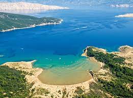 Ebarmens von rab (jetzt ist es ein zungenbrecher) hat einen cocktail namens „the happy island entworfen, um die farben und aromen von rab zu feiern. Strande Insel Rab Kroatien Valamar