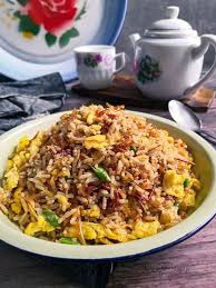 Nasi goreng dimasak dengan bawang merah, bawang putih serta rempah lain yang ditumis. Nasi Goreng Cili Kering Orang Tua Tua Dulu Singgahsana Kitchen Resep Sederhana Resep Makanan Tumis