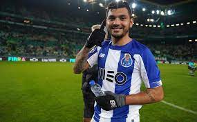 Jesús manuel corona sería el segundo jugador mexicano que dirigiría gennaro gattuso en italia. Tecatito Corona Es El Jugador Mas Caro Del Futbol Portugues Futbol Sapiens